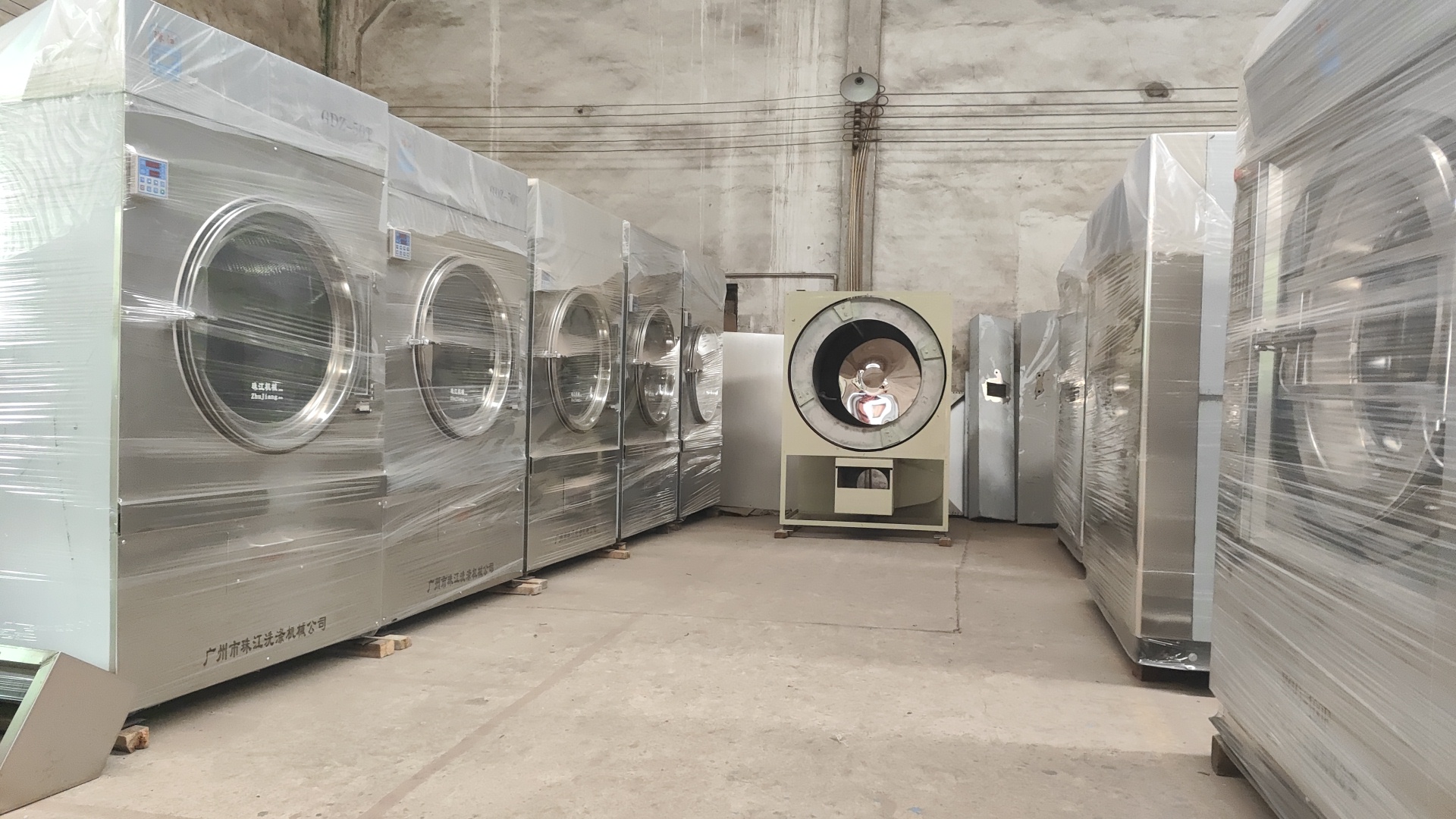 
大型餐館洗衣房工業洗衣機怎么選？看珠江洗滌如何贏得百家知名企業青睞
